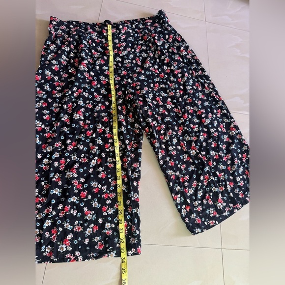 Torrid Black and Floral Cropped Pant size 3 plus size pockets floral - Picture 10 of 16